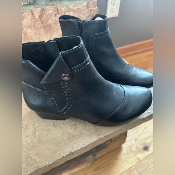 Taos Footwear Shoes - 🚨NWOT🚨 Taos Footwear Black Leather Ankle Booties